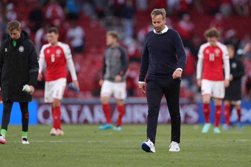 Pelatih Denmark, Kasper Hjulmand, kecewa dengan penalti yang diberikan wasit kepada Inggris. (TWITTER UEFA)